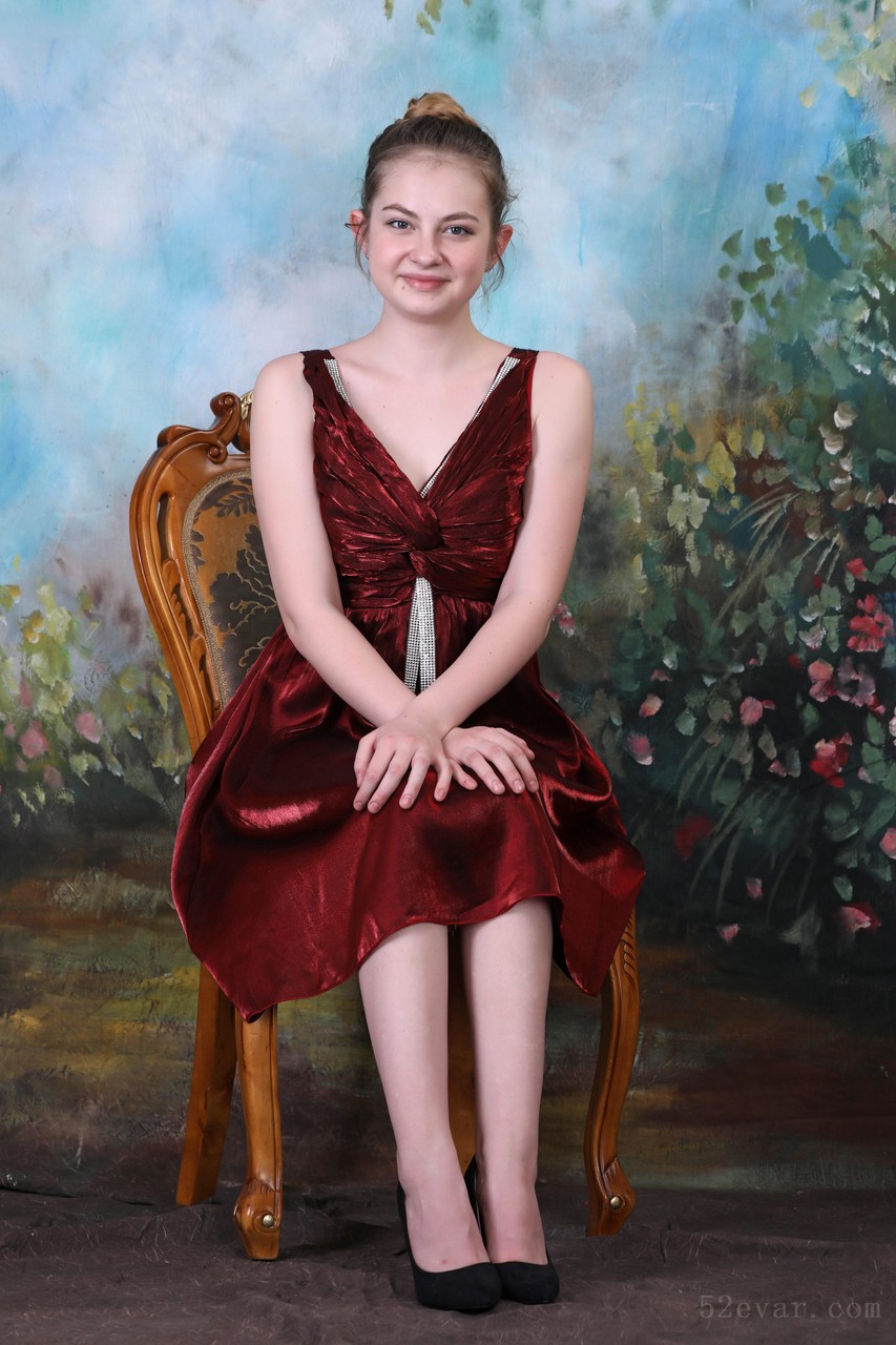 Bella深红色敬酒服写真