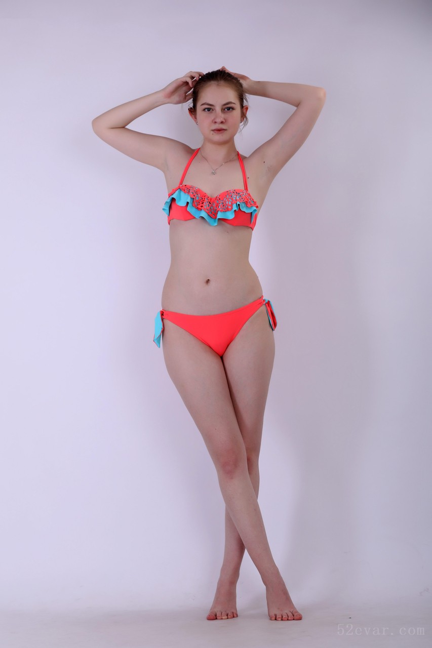 Bella橙色泳装写真