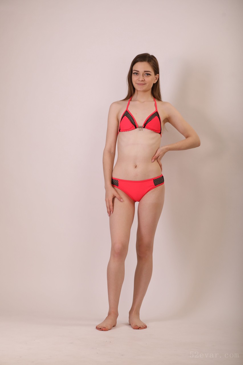 Lauren红色泳装写真