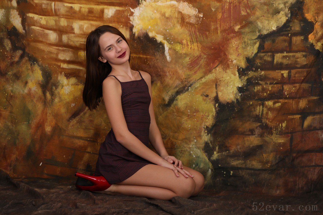 Mia红色高跟鞋写真