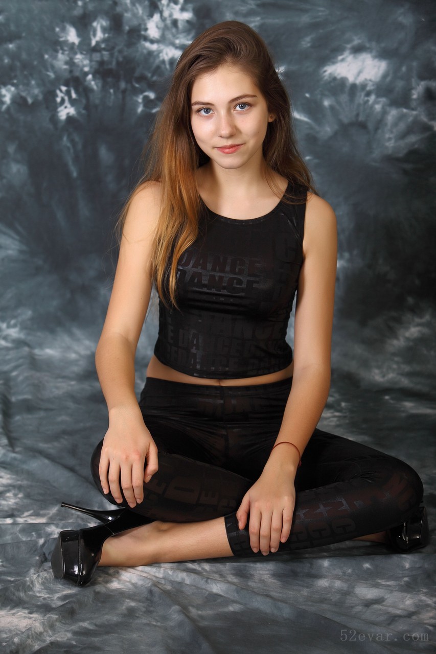 [131P] Alissa黑色皮裤高跟鞋写真