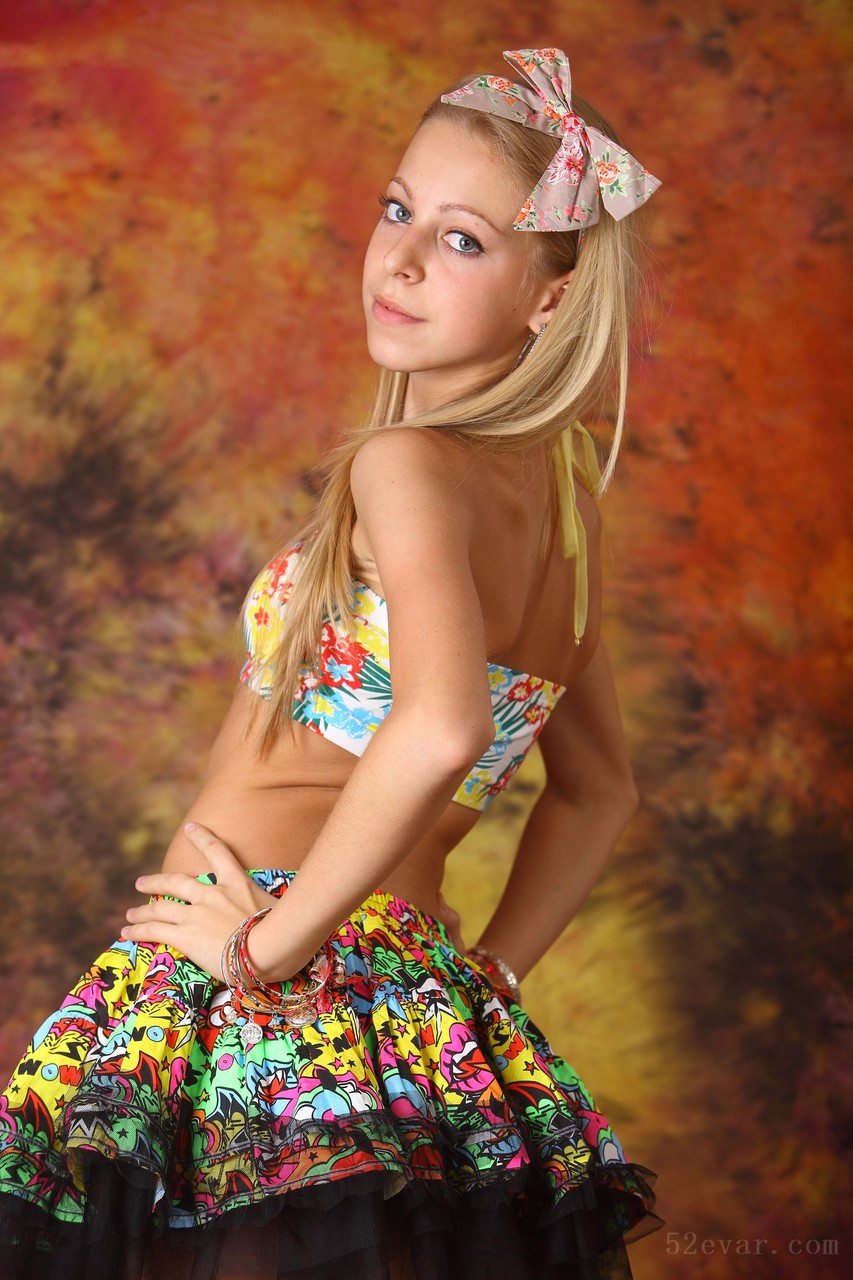 Anastasia五色花裙丝袜写真