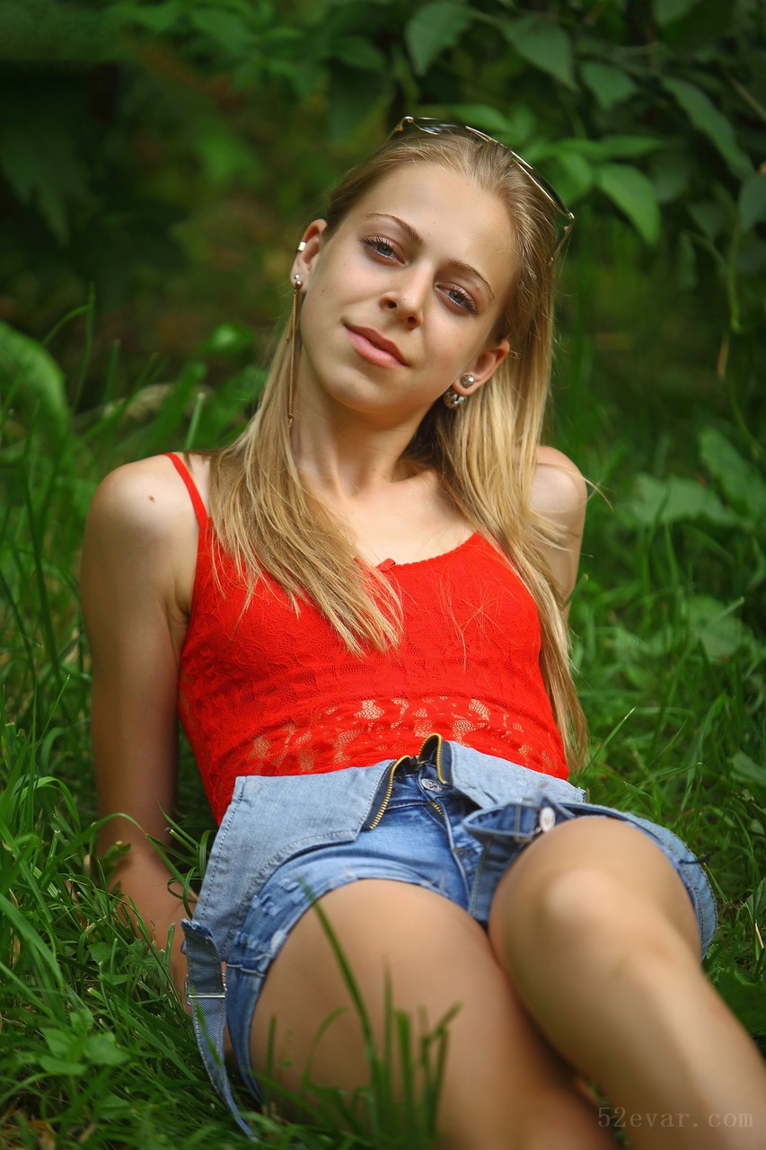 [195P] Anastasia红色吊带装写真