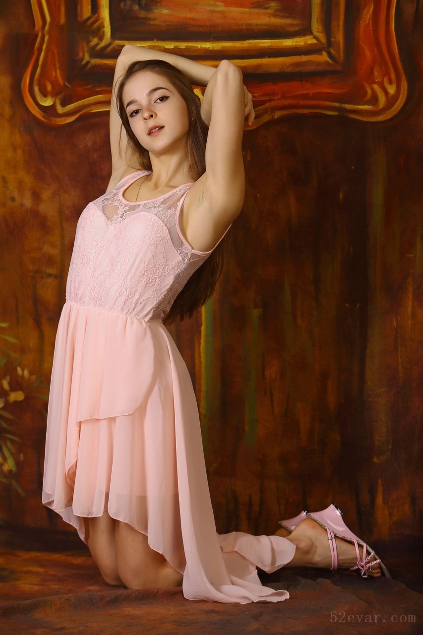 Eva粉色长裙写真