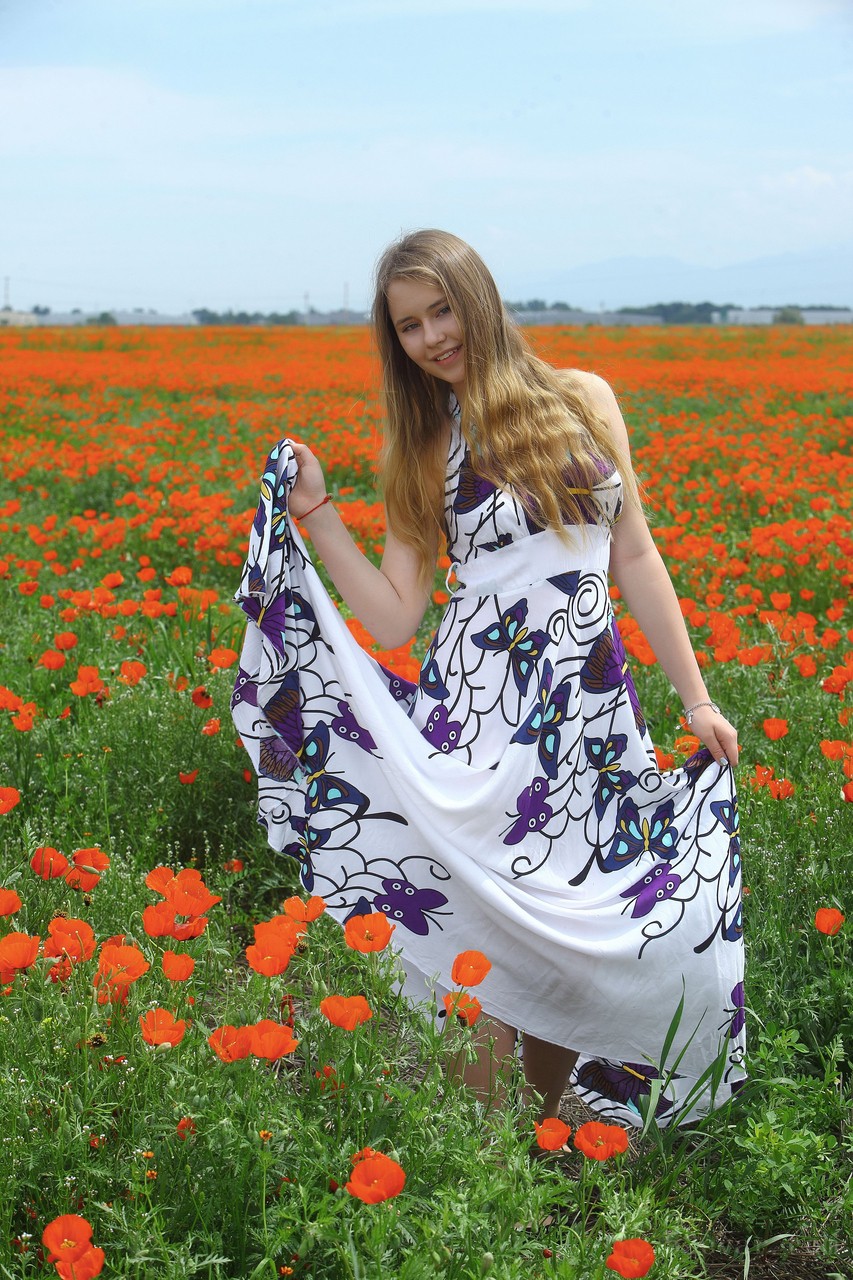 Hanna蝴蝶裙花间写真