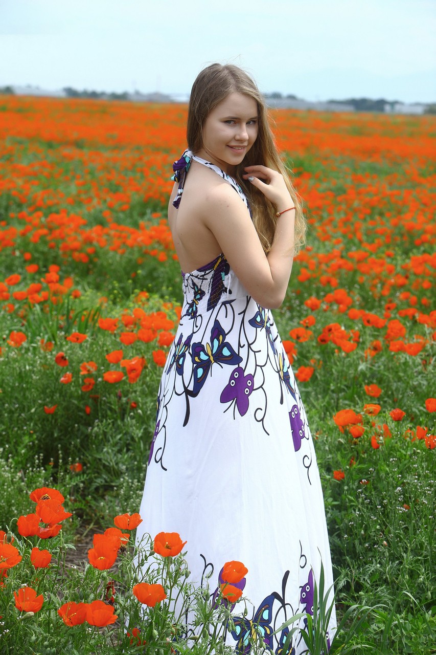 [121P] Hanna蝴蝶裙花间写真