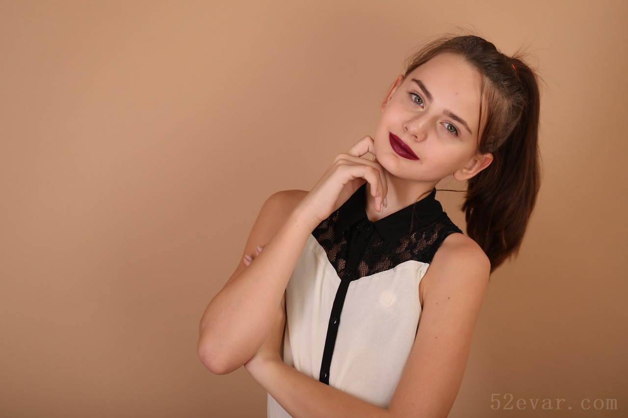 Mia红色短裙秘书装写真