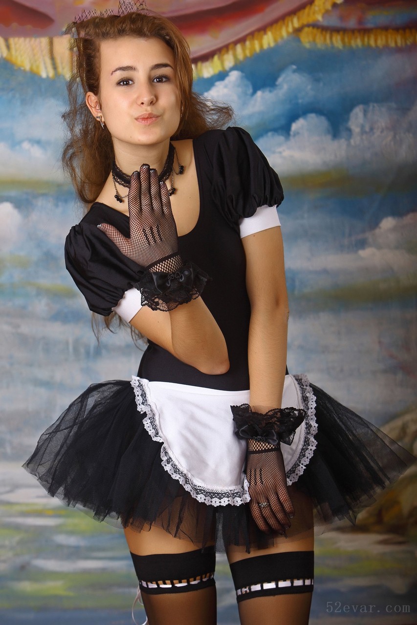 Yuliya黑丝女仆写真
